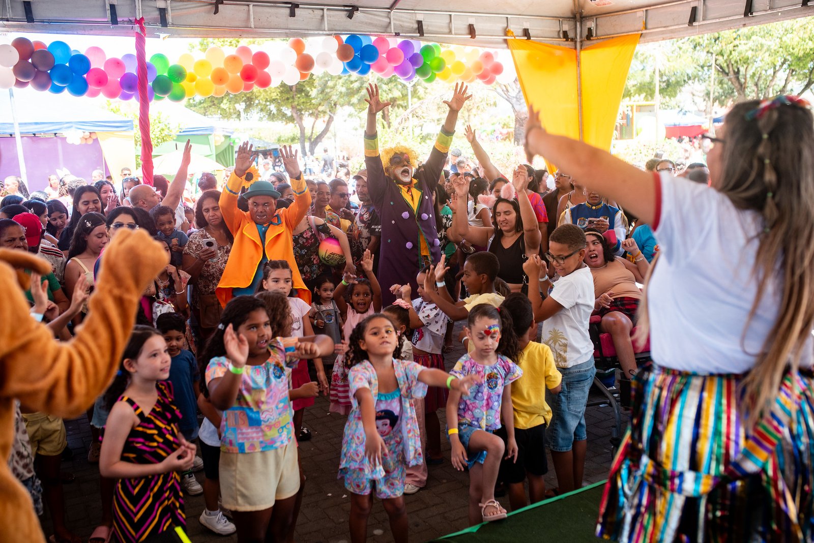 Famílias e crianças participam do Dia D do projeto Lembrar que Sou Feliz na Praça Nova do Congresso, em Senhor do Bonfim.