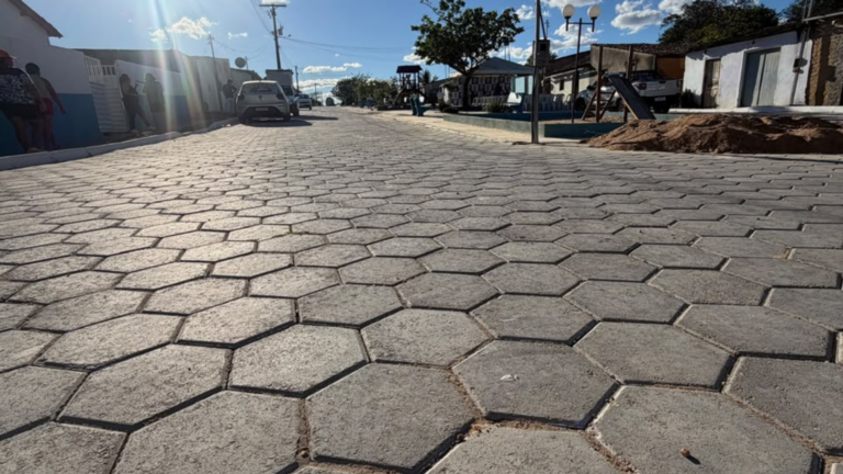 Comunidade de Olaria recebe pavimentação com piso intertravado