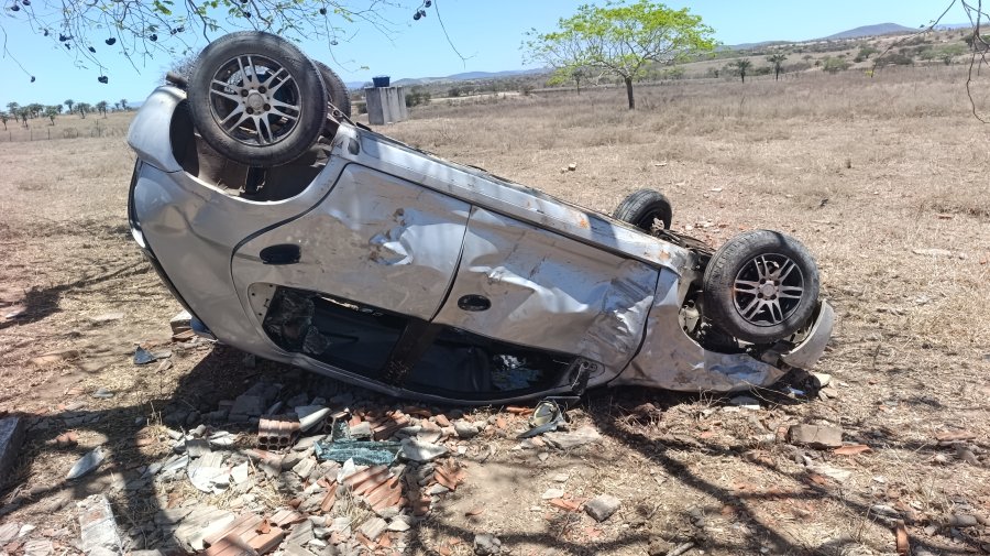 Registro relacionado à colisão de um carro contra o muro de uma chácara às margens da BA-381, em Filadélfia.