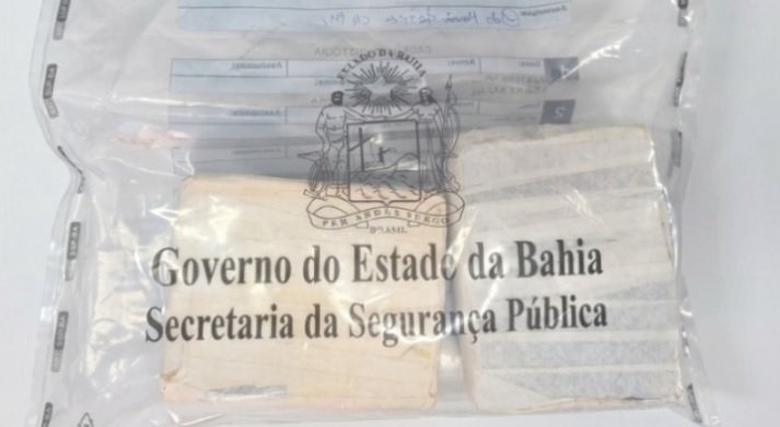 Dois tabletes embalados, apresentados como material apreendido em ocorrência policial em Senhor do Bonfim.