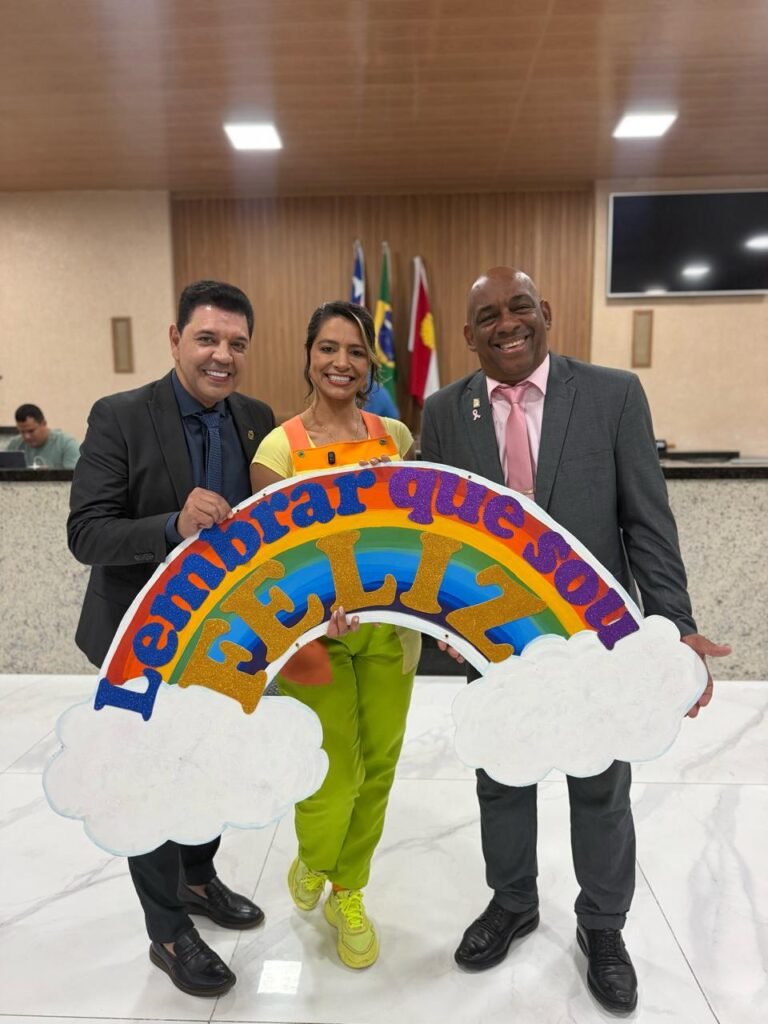 Três representantes seguram a placa do projeto Lembrar que Sou Feliz em Senhor do Bonfim.